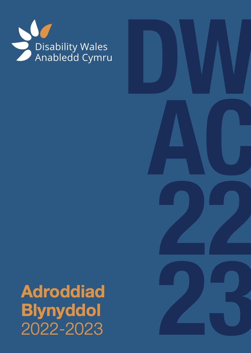 Tudalen flaen yr adroddiad blynyddol yn lliw logo gwyrddlas AC. Mae'r llythrennau DW/AC a'r rhifau 22-23 wedi'u pentyrru ar ochr dde'r dudalen mewn print bras sydd ychydig yn dywyllach na lliw y cefndir. Yn y gwaelod ar y chwith, mae'r geiriau Adroddiad Blynyddol 2022-2023 wedi'u gosod yn lliw logo oren AC. Yn y chwith uchaf mae logo AC mewn gwyn ac oren.