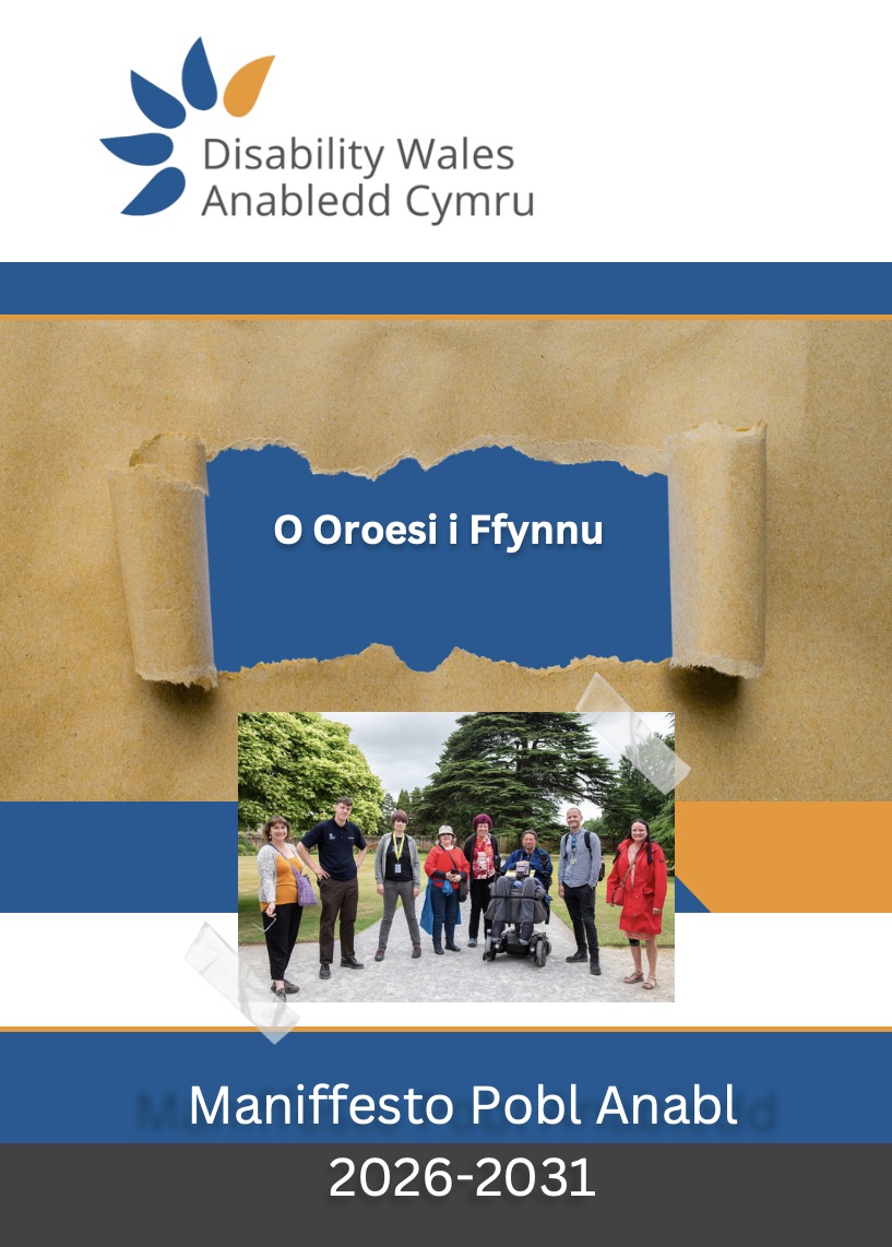 Tudalen flaen maniffesto Anabledd Cymru. Mae logo AC ar y top ac oddi tano, mae effaith papur wedi'i rhwygo yn datgelu'r testun: O Oroesi i Ffynnu. O dan hwn mae llun o grŵp o bobl anabl yn sefyll mewn parc. Ar y gwaelod, mae'r testun yn darllen: Maniffesto Pobl Anabl 2026-2031.